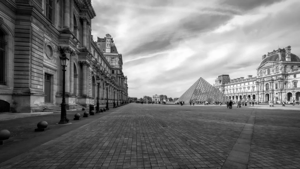 paris-76-Pyramide-de-Cristal